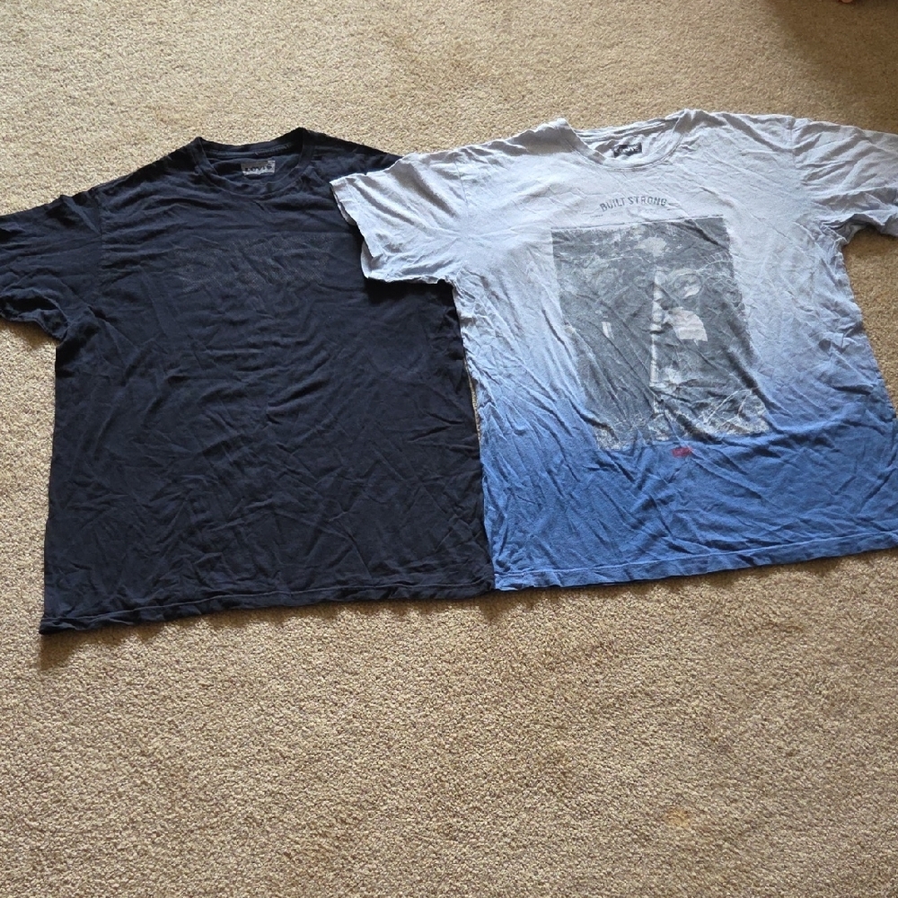 Levis Lot of 2 Graphic Tees 1 Black + 1 Grey Blue Ombre Built Strong Sz L Cotton